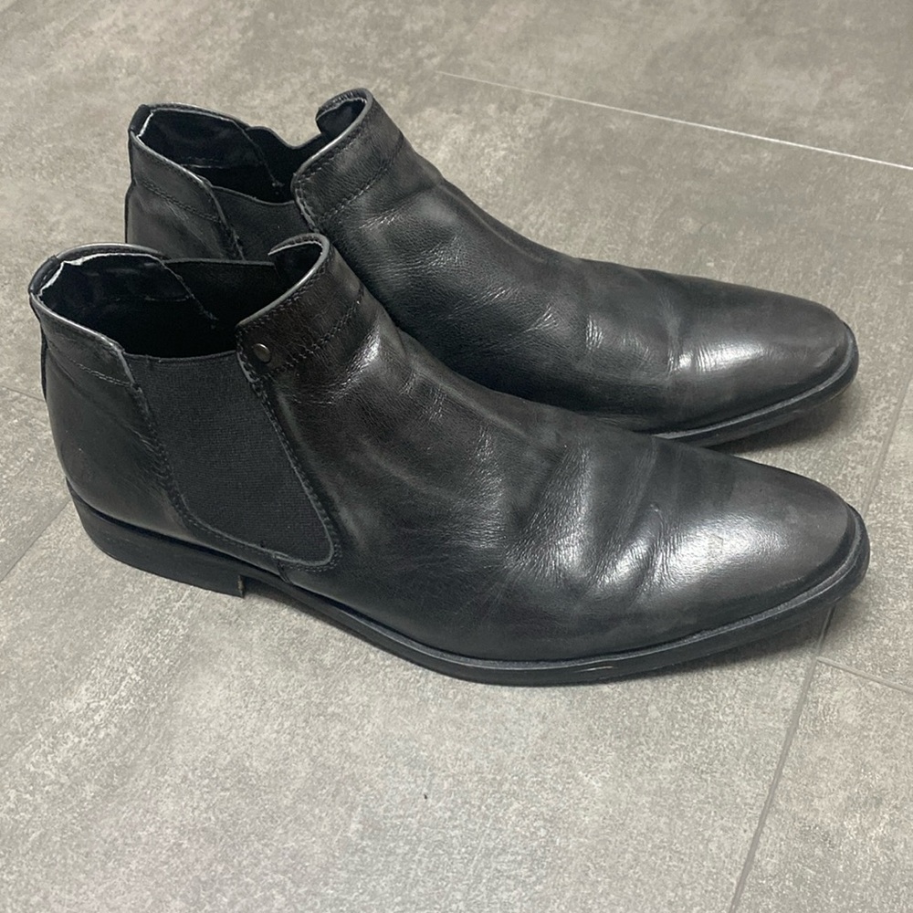 Authentic Steve Madden Distressed Chelsea Boot